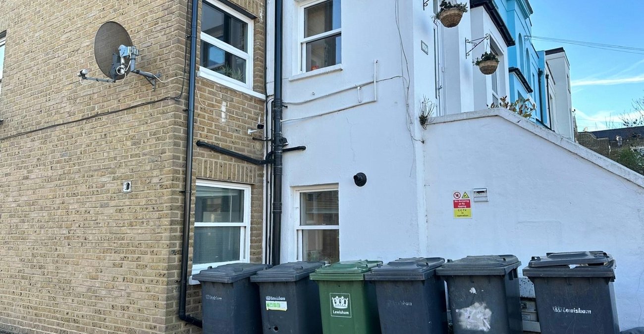 2 bedroom property for sale in London | Robinson Jackson