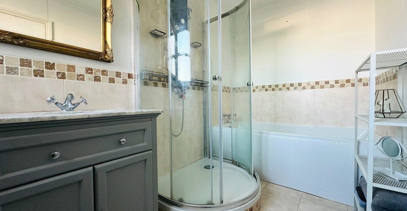 2 bedroom property for sale in London | Robinson Jackson