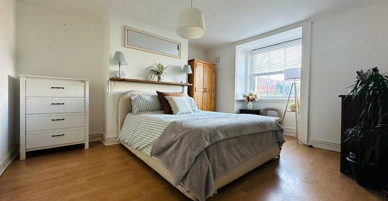 2 bedroom property for sale in London | Robinson Jackson