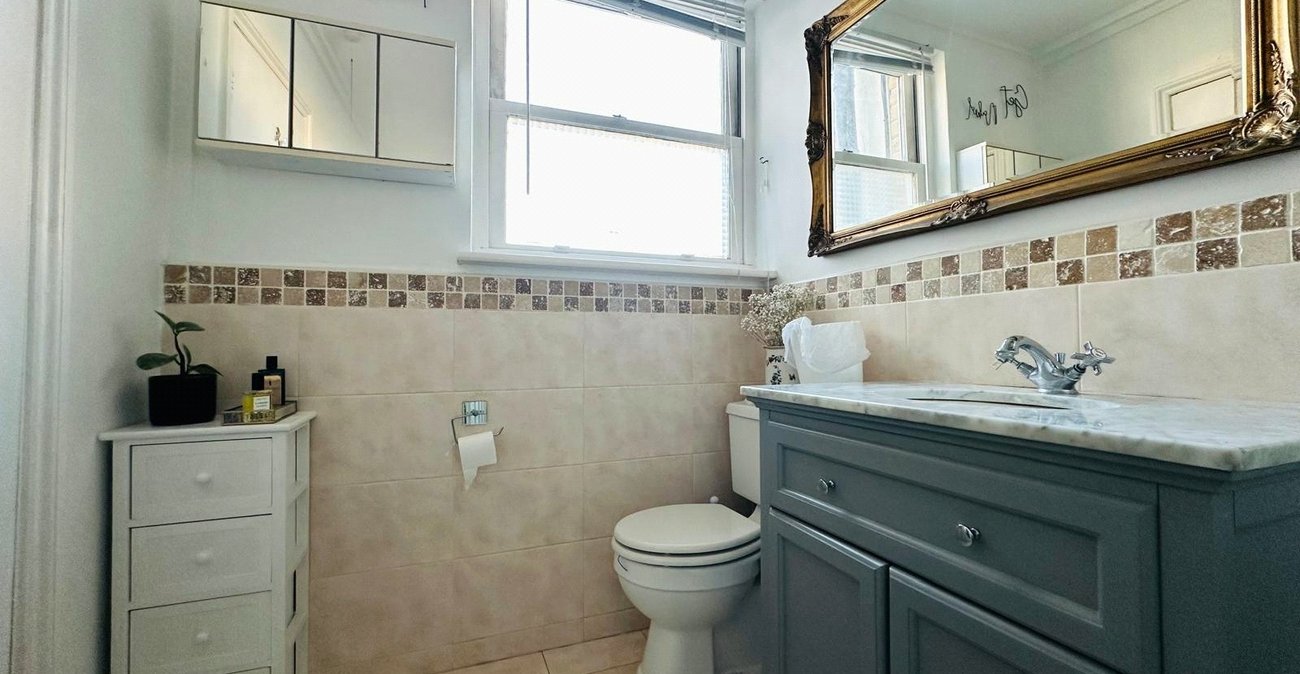 2 bedroom property for sale in London | Robinson Jackson