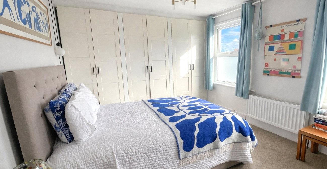 2 bedroom property for sale in London | Robinson Jackson