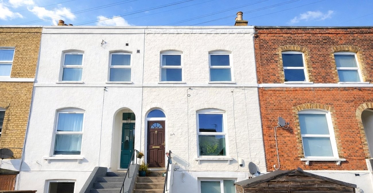 2 bedroom property for sale in London | Robinson Jackson