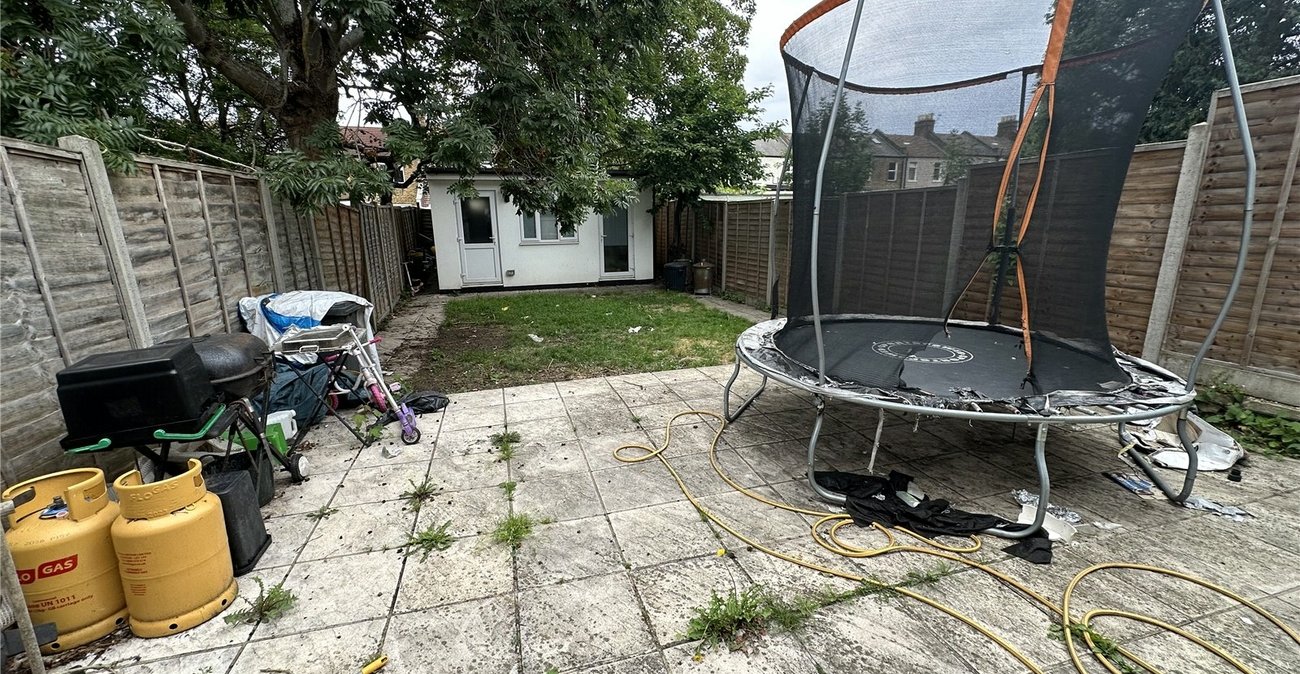 2 bedroom house for sale in London | Robinson Jackson