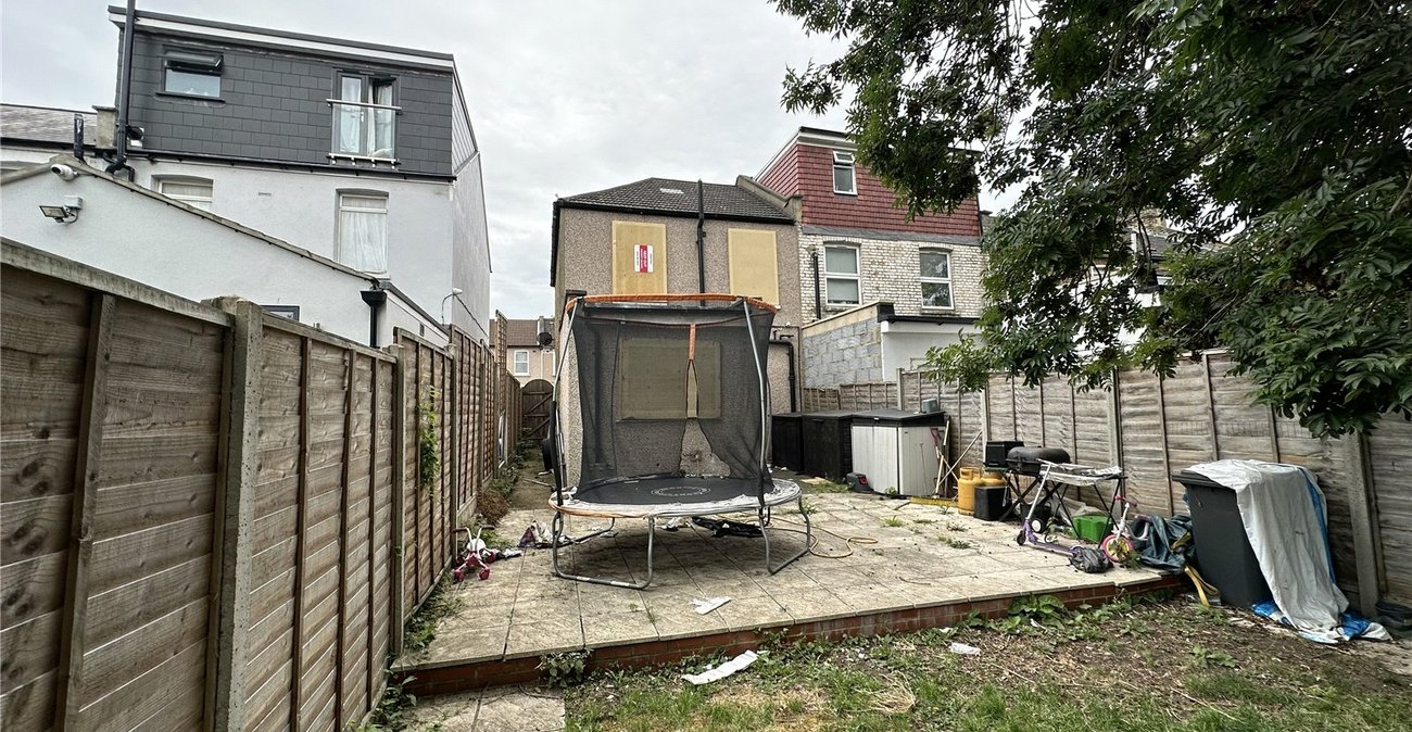 2 bedroom house for sale in London | Robinson Jackson