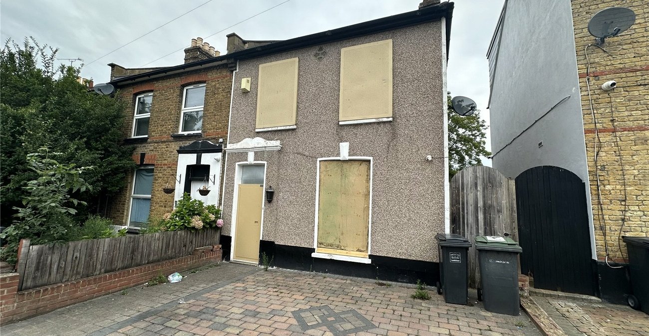 2 bedroom house for sale in London | Robinson Jackson