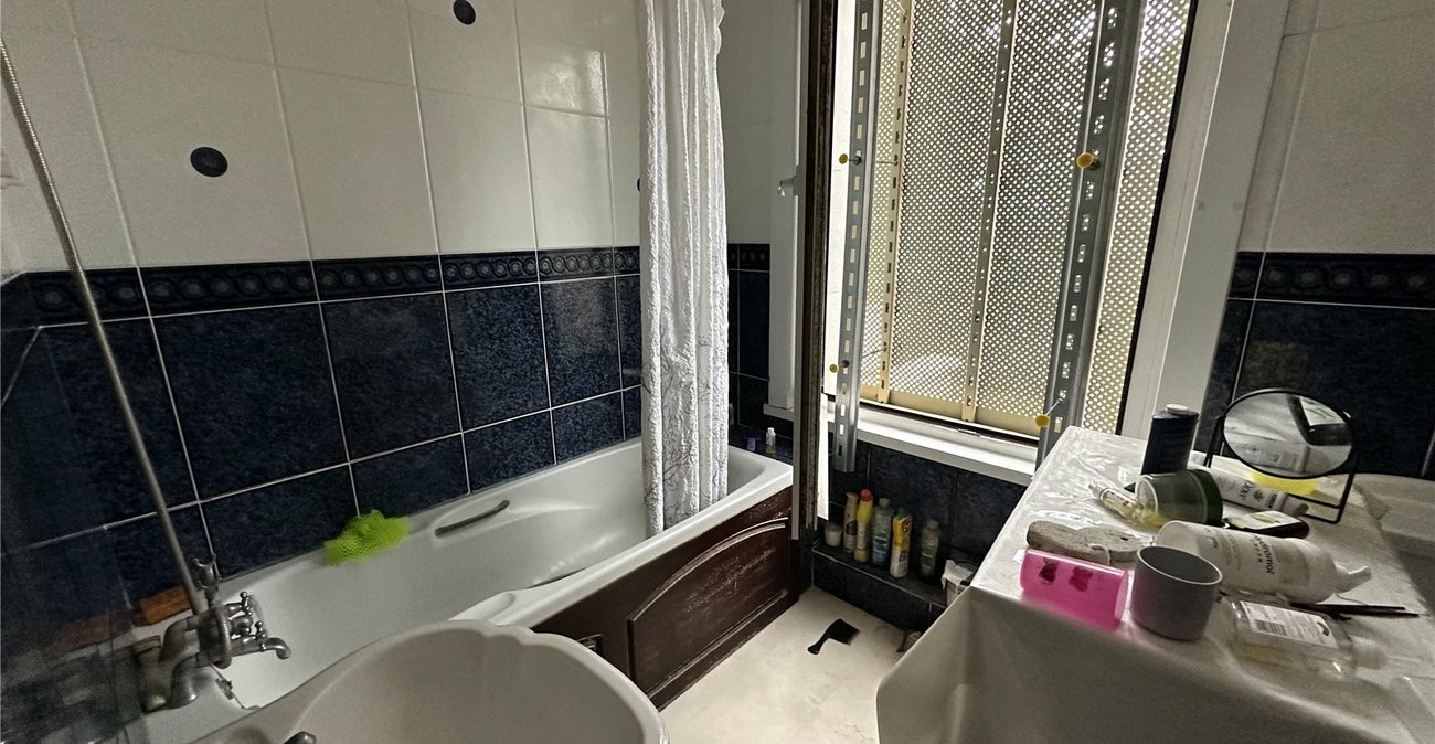 2 bedroom house for sale in London | Robinson Jackson