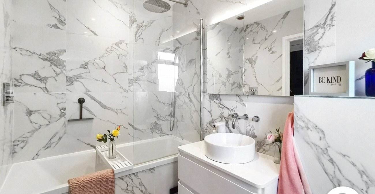 2 bedroom property for sale in Fairfield Close | Robinson Jackson