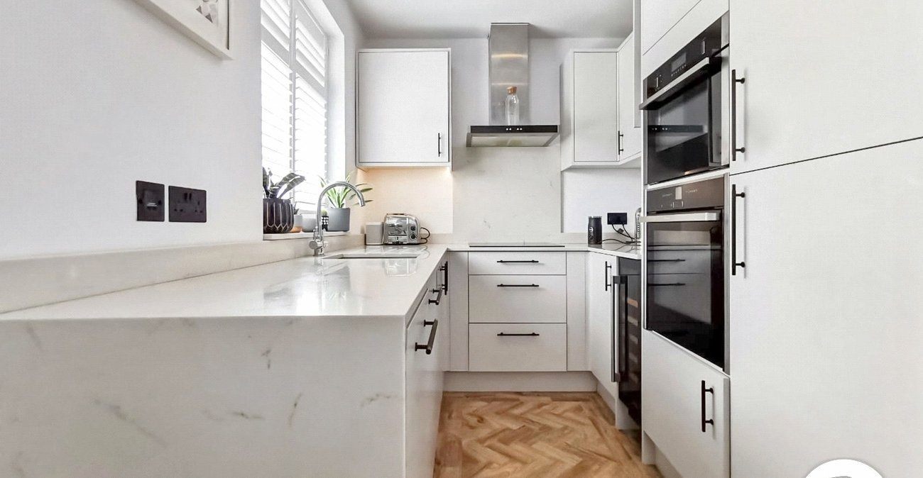 2 bedroom property for sale in Fairfield Close | Robinson Jackson