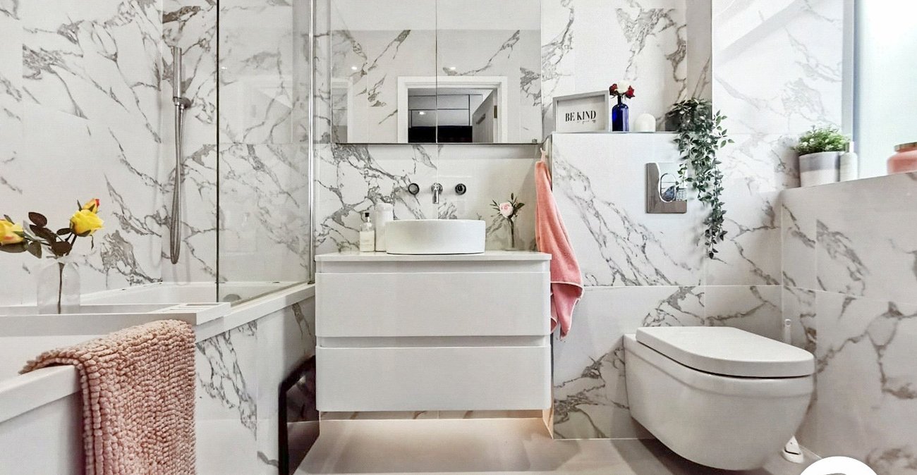 2 bedroom property for sale in Fairfield Close | Robinson Jackson