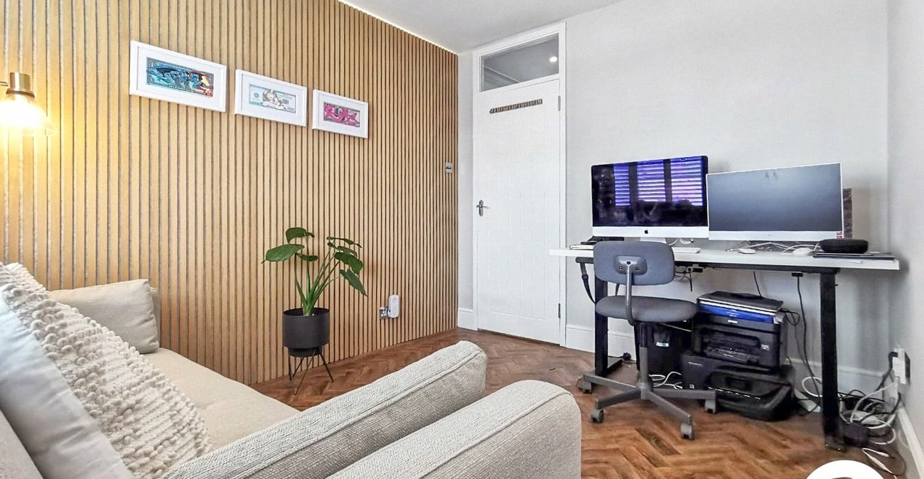 2 bedroom property for sale in Fairfield Close | Robinson Jackson