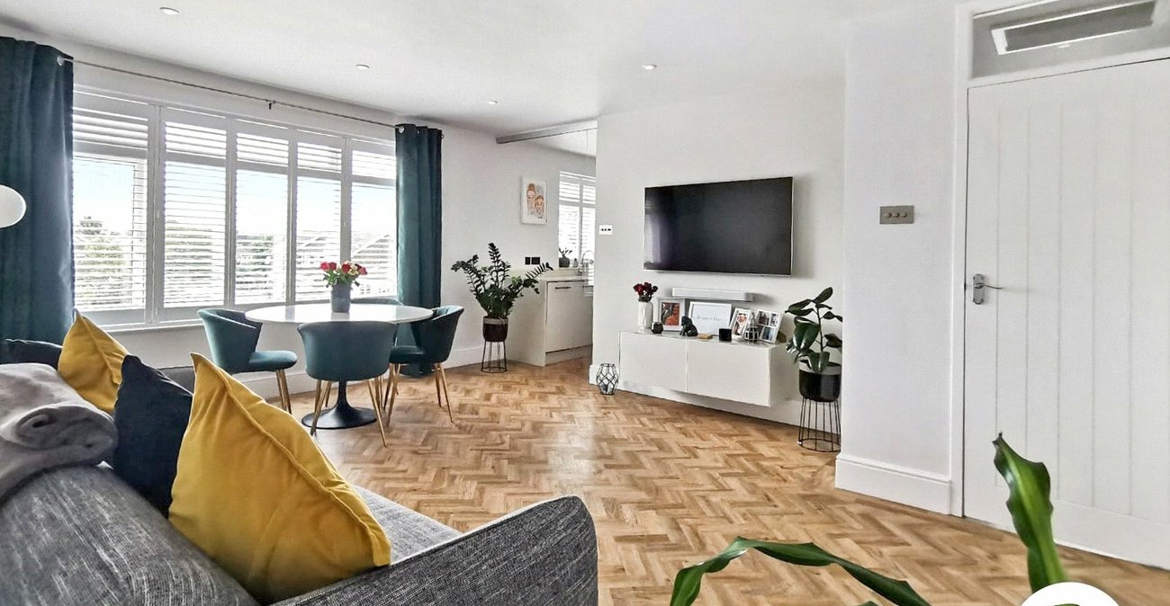 2 bedroom property for sale in Fairfield Close | Robinson Jackson