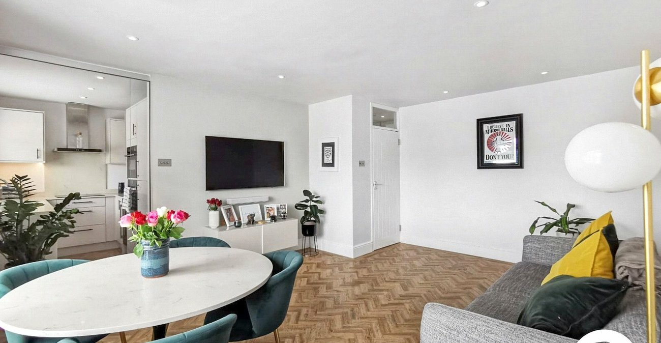 2 bedroom property for sale in Fairfield Close | Robinson Jackson