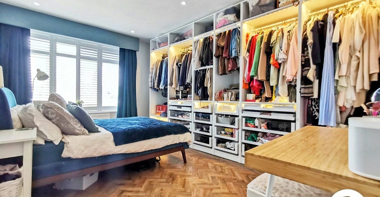 2 bedroom property for sale in Fairfield Close | Robinson Jackson