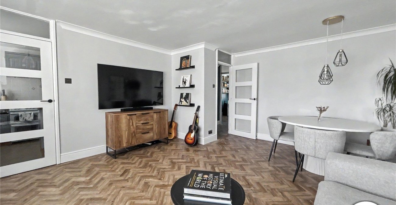 2 bedroom property for sale in Fairfield Close | Robinson Jackson