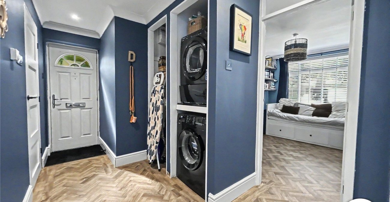 2 bedroom property for sale in Fairfield Close | Robinson Jackson