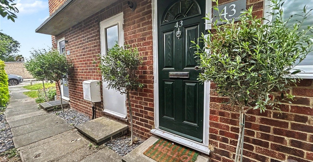 2 bedroom property for sale in Fairfield Close | Robinson Jackson