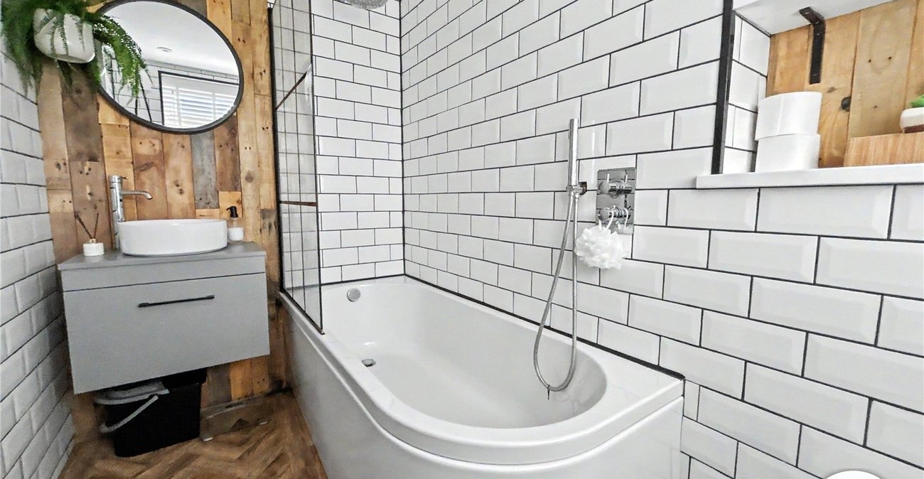 2 bedroom property for sale in Fairfield Close | Robinson Jackson