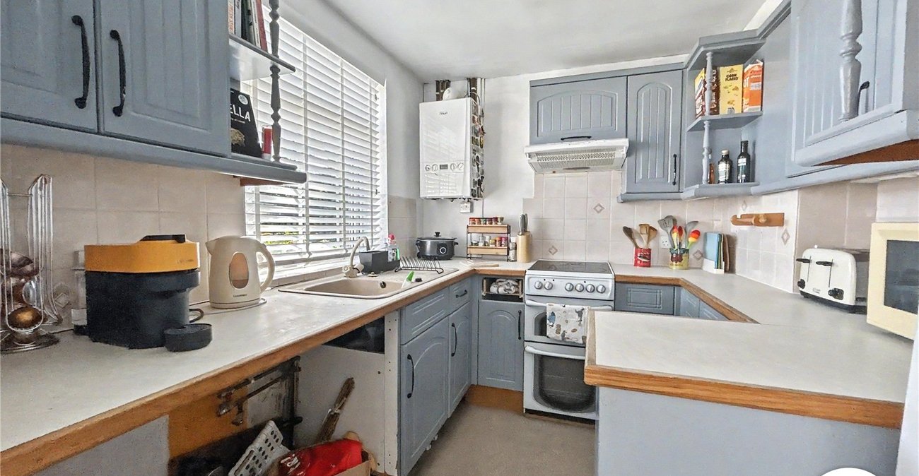 2 bedroom property for sale in Fairfield Close | Robinson Jackson