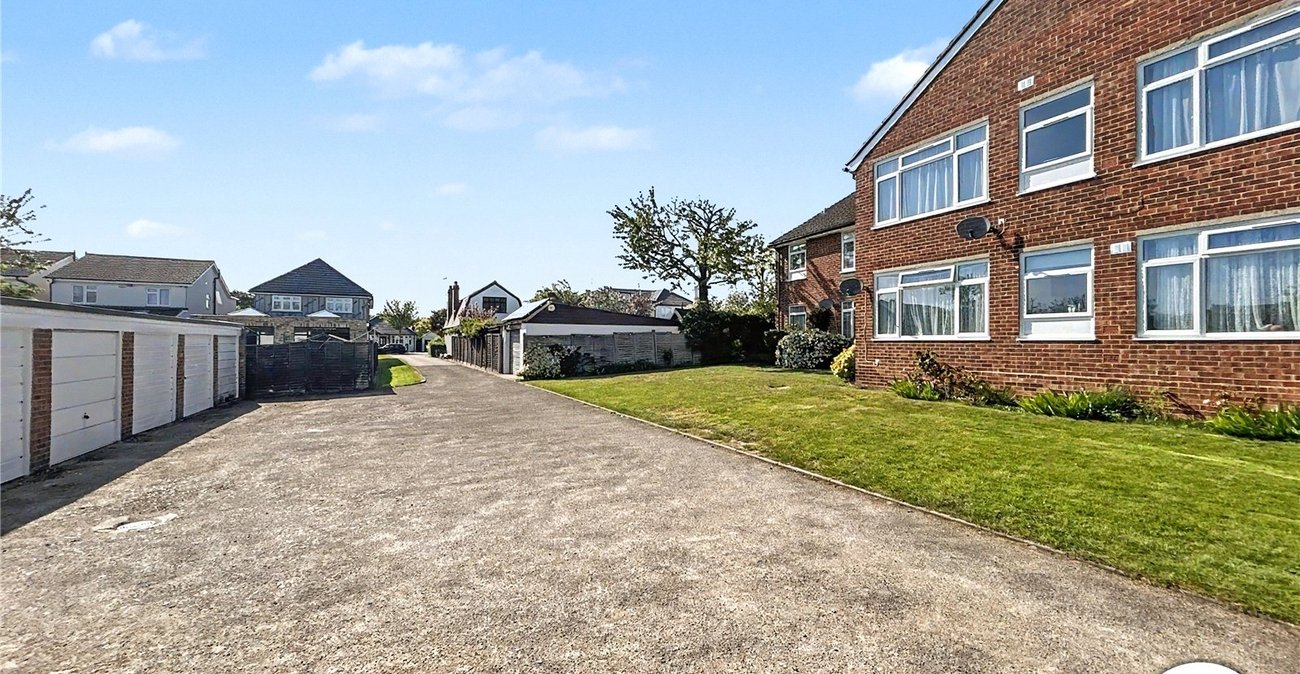 2 bedroom property for sale in Fairfield Close | Robinson Jackson