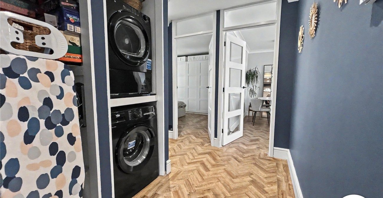 2 bedroom property for sale in Fairfield Close | Robinson Jackson