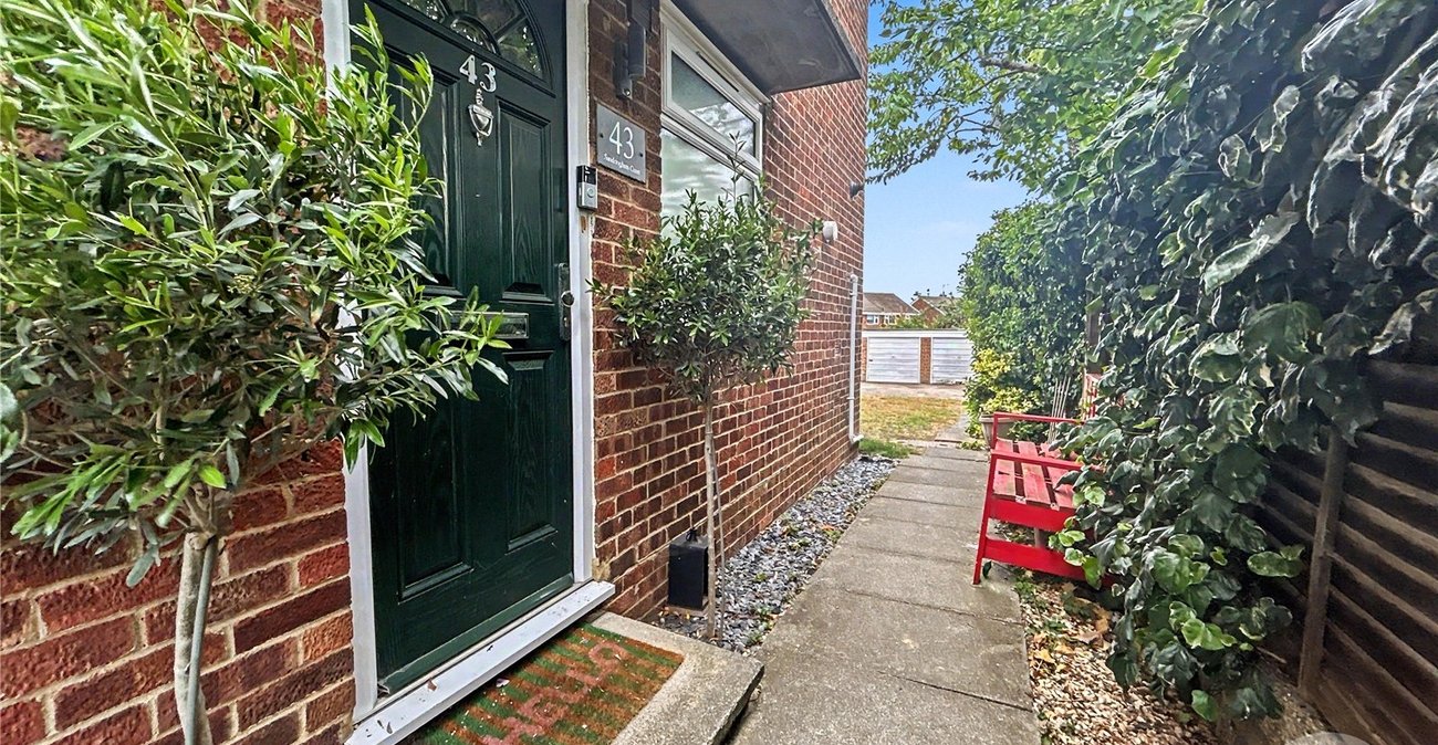 2 bedroom property for sale in Fairfield Close | Robinson Jackson