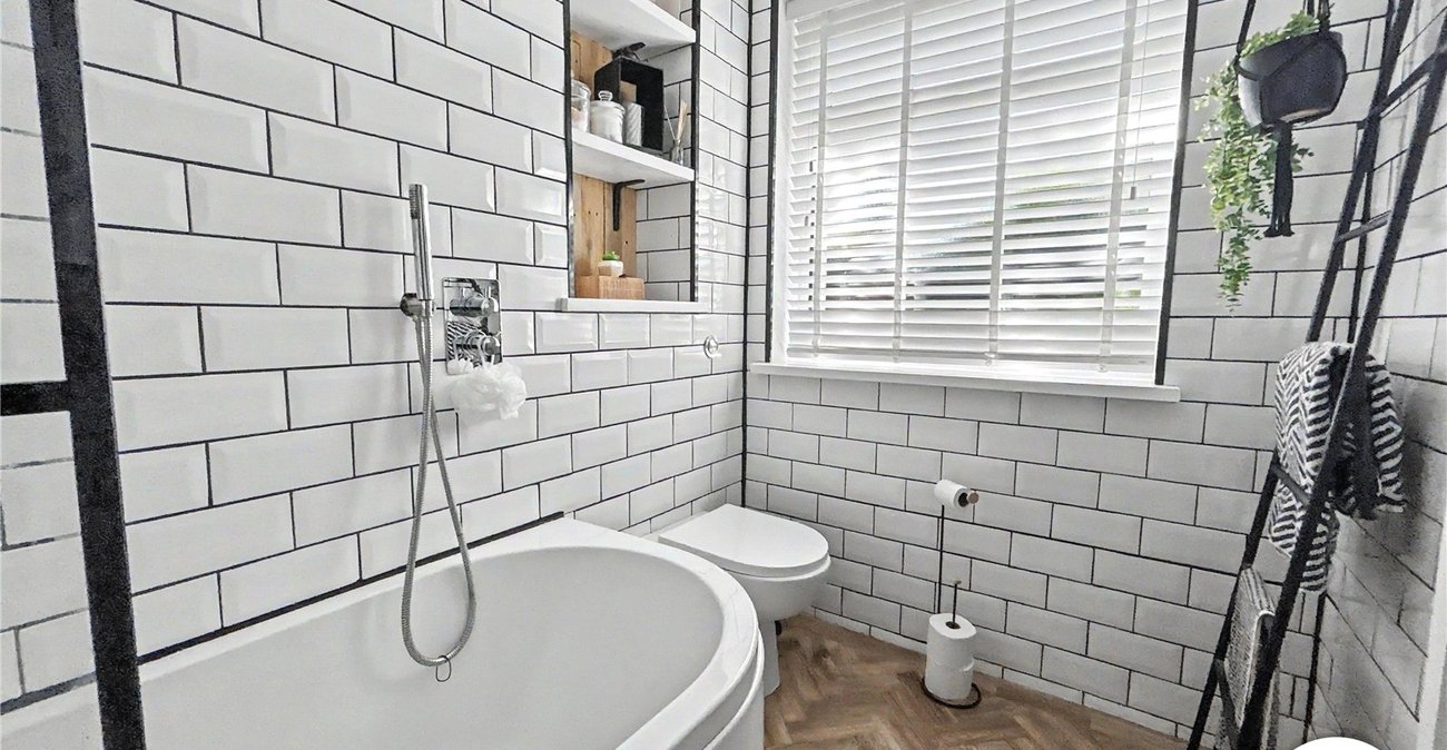 2 bedroom property for sale in Fairfield Close | Robinson Jackson