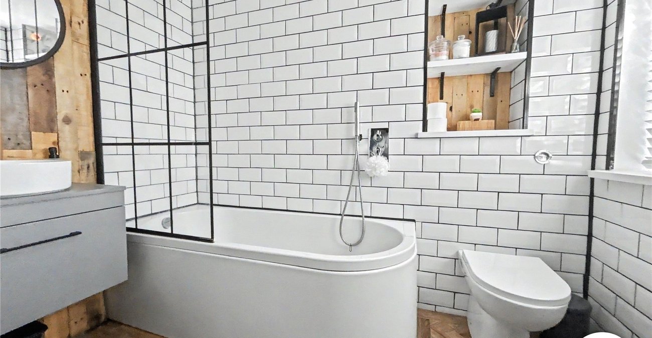 2 bedroom property for sale in Fairfield Close | Robinson Jackson