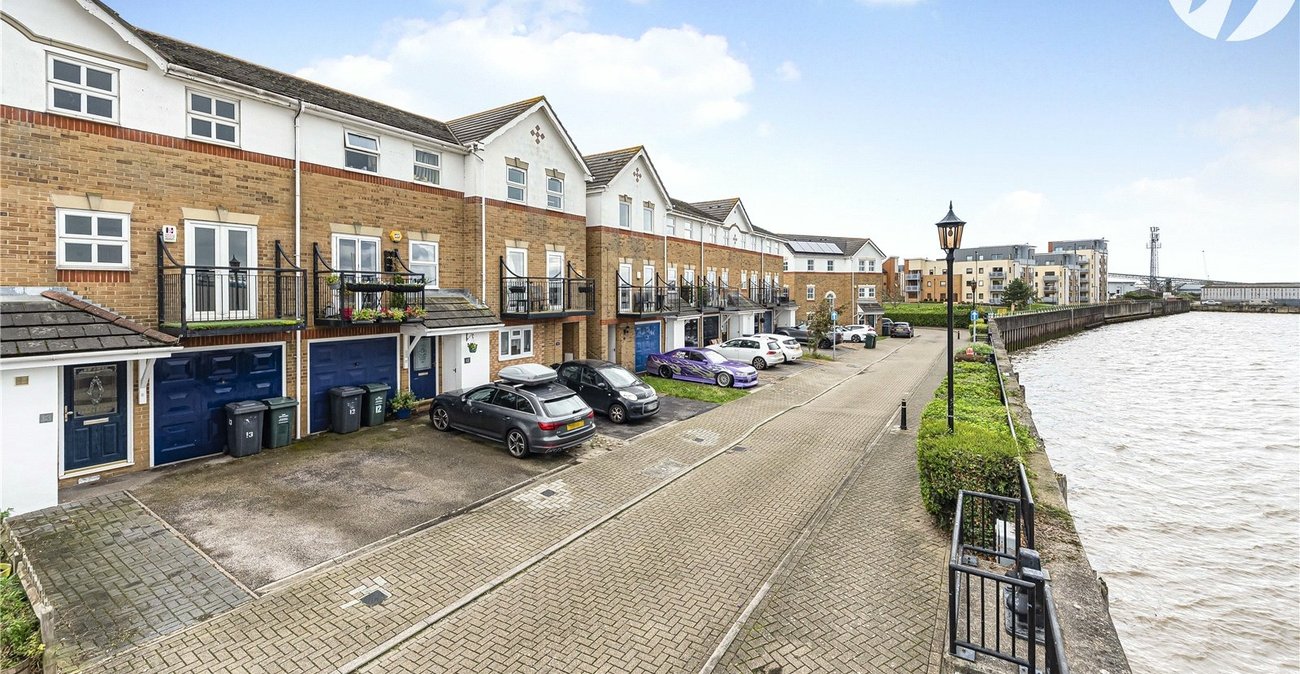 3 bedroom property for sale in Greenhithe | Robinson Jackson