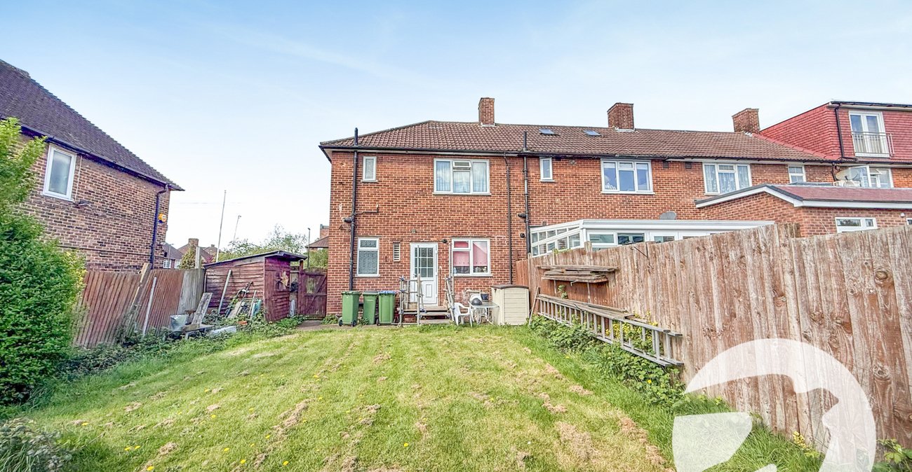 3 bedroom house for sale in London | Robinson Jackson