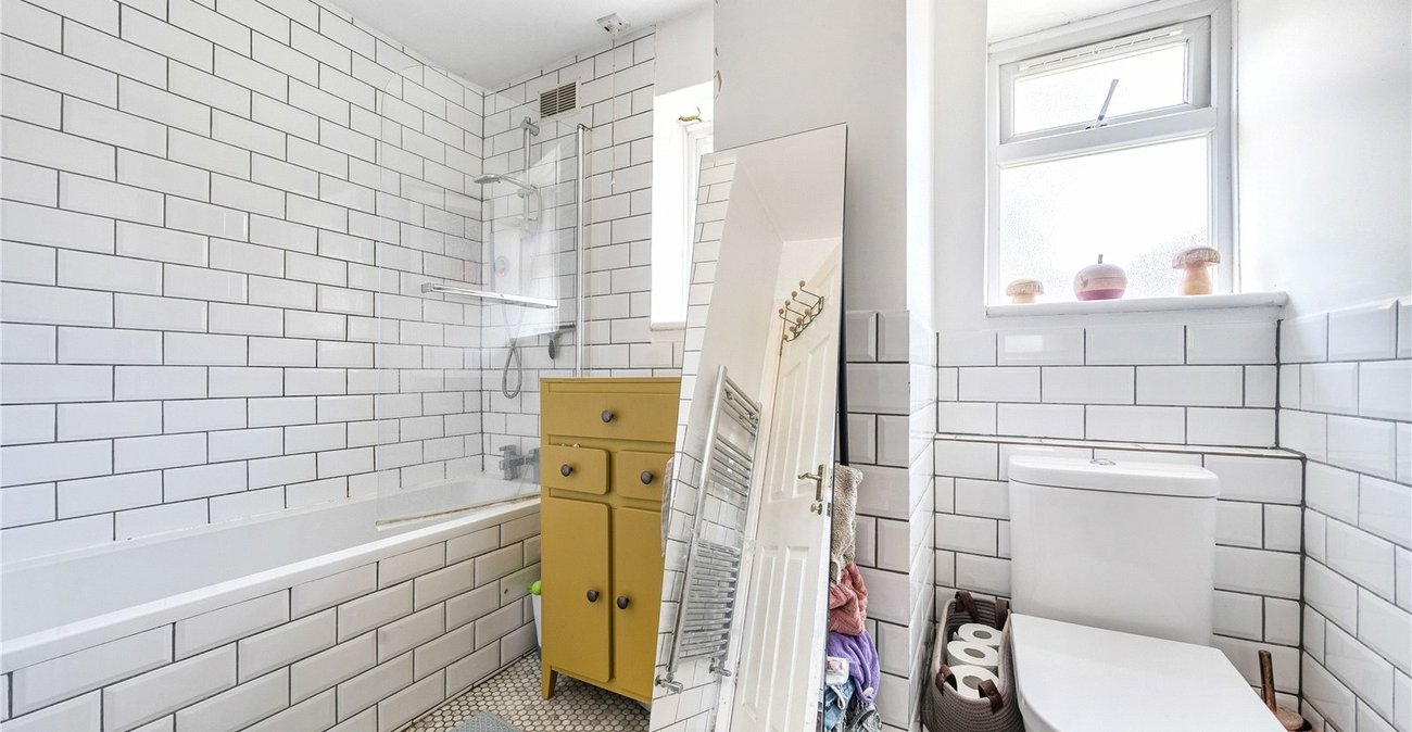 2 bedroom property for sale in London | Robinson Jackson