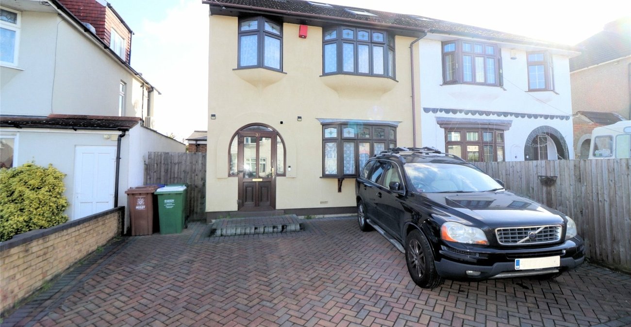 4 bedroom house for sale in (Bexleyheath Boarders) Erith | Robinson Jackson