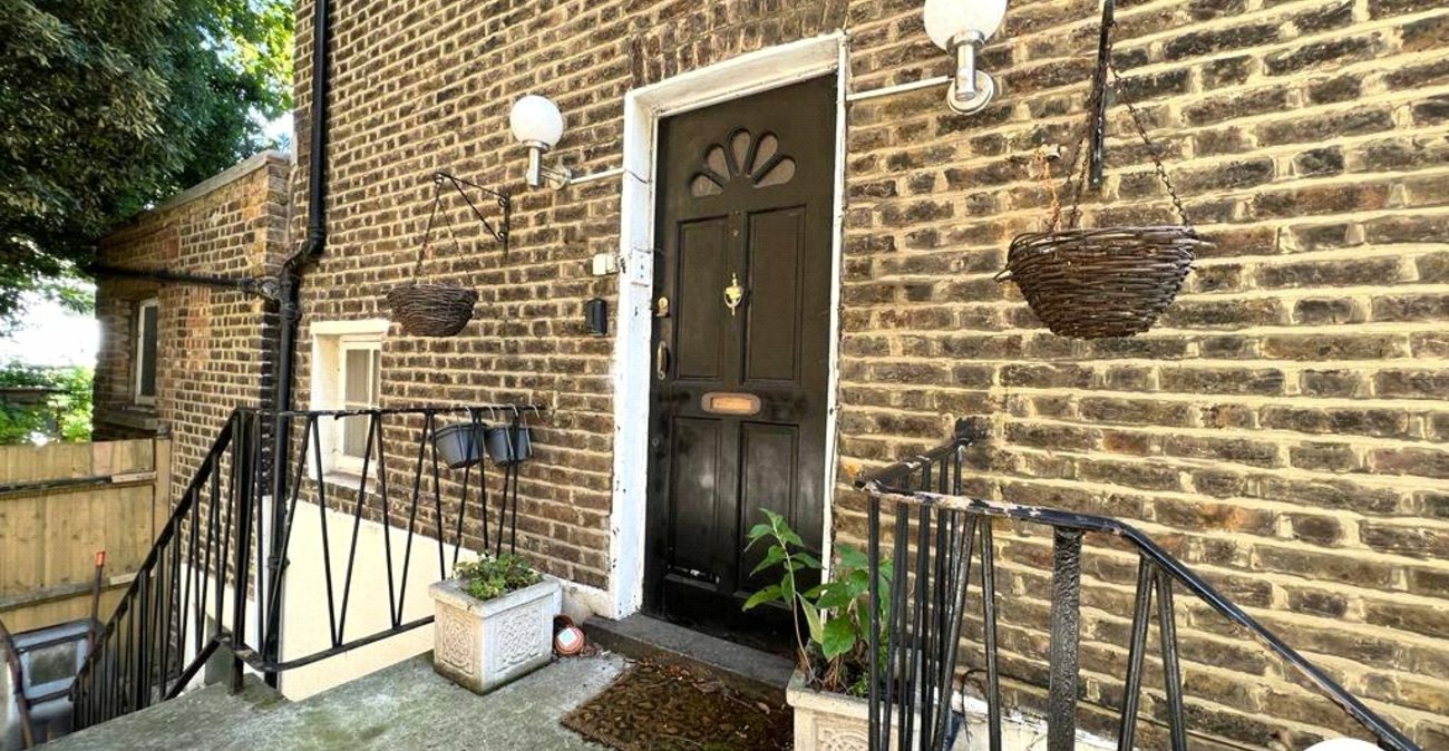 2 bedroom property for sale in Blackheath | Robinson Jackson