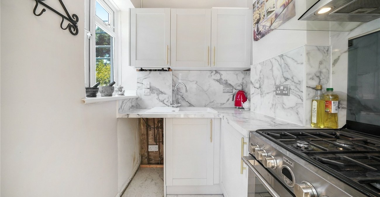 2 bedroom property for sale in London | Robinson Jackson