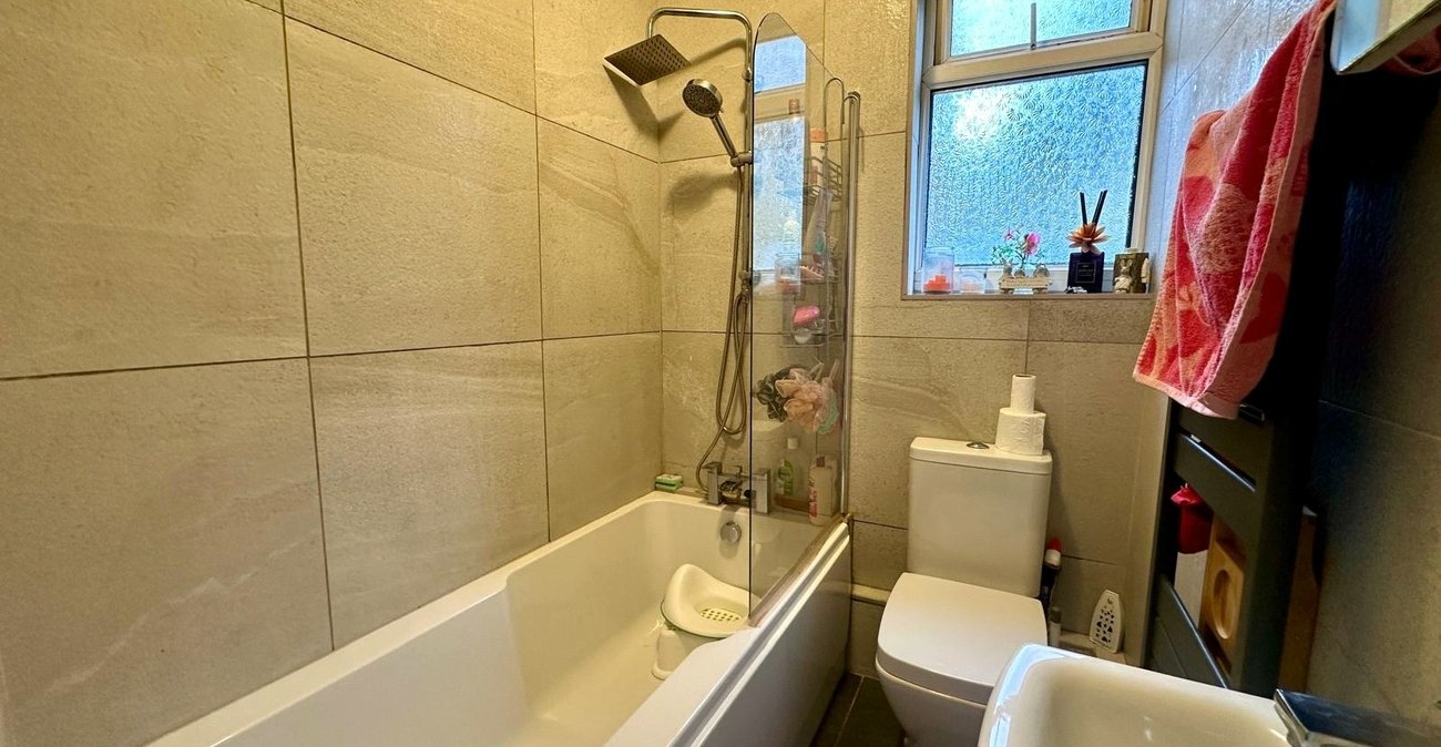 2 bedroom property for sale in London | Robinson Jackson