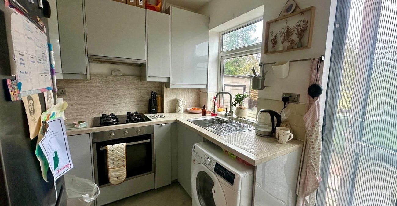 2 bedroom property for sale in London | Robinson Jackson