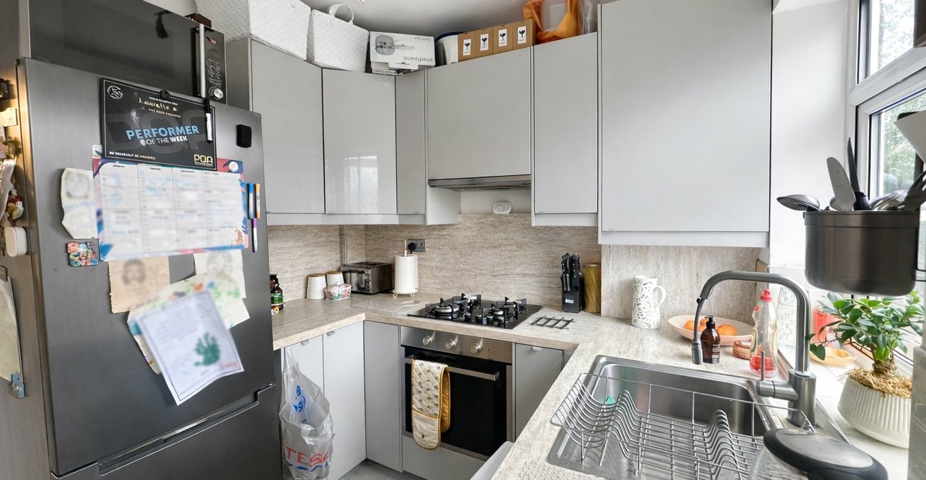 2 bedroom property for sale in London | Robinson Jackson
