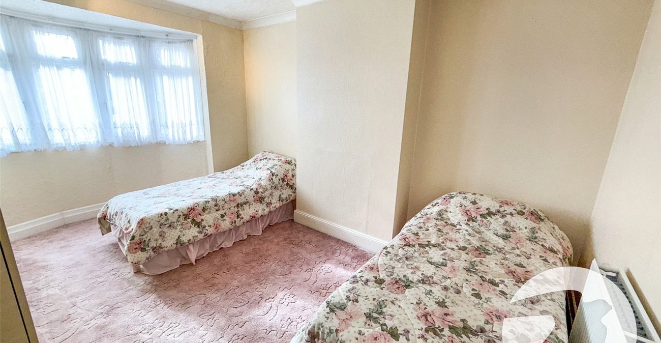 3 bedroom house for sale in London | Robinson Jackson