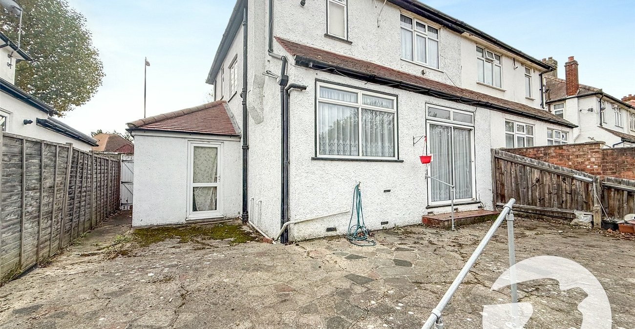 3 bedroom house for sale in London | Robinson Jackson