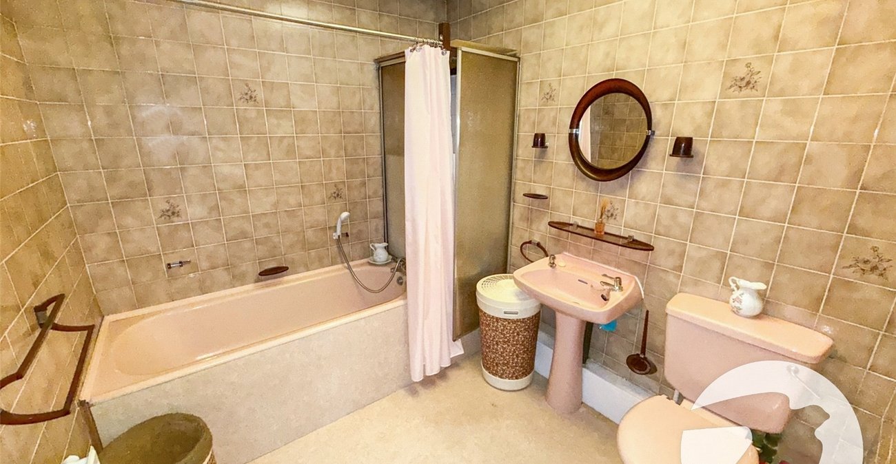 3 bedroom house for sale in London | Robinson Jackson