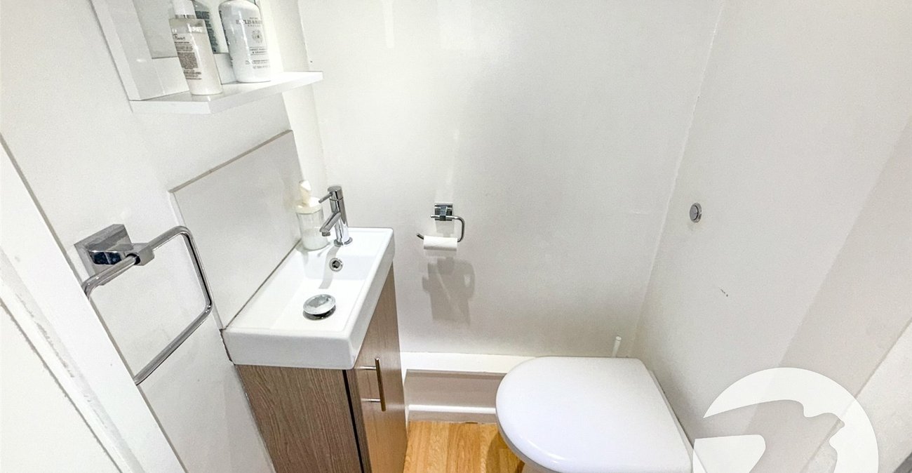 3 bedroom house for sale in London | Robinson Jackson