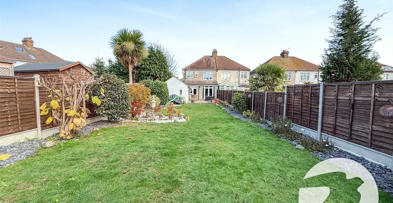 3 bedroom house for sale in London | Robinson Jackson