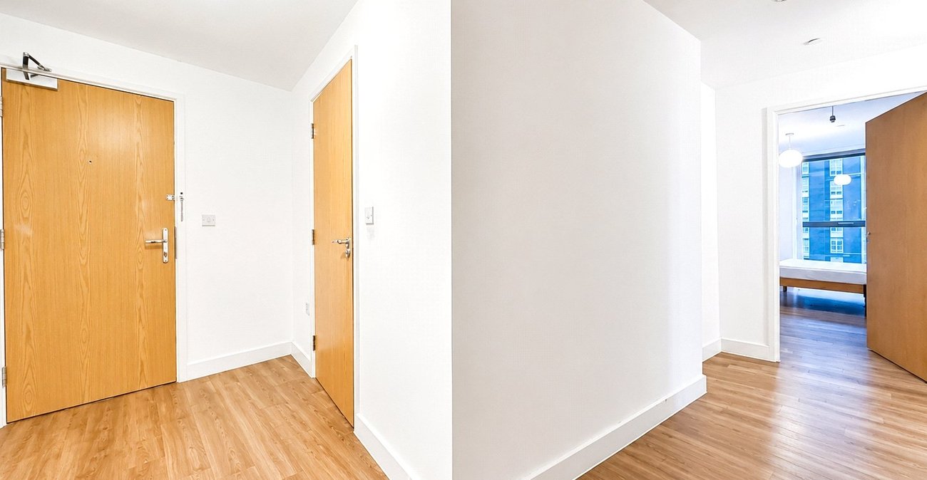 2 bedroom property for sale in 2 Cornmill Lane | Robinson Jackson