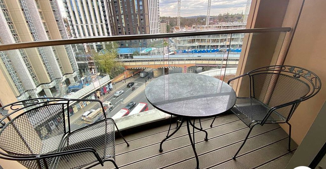 2 bedroom property for sale in 2 Cornmill Lane | Robinson Jackson