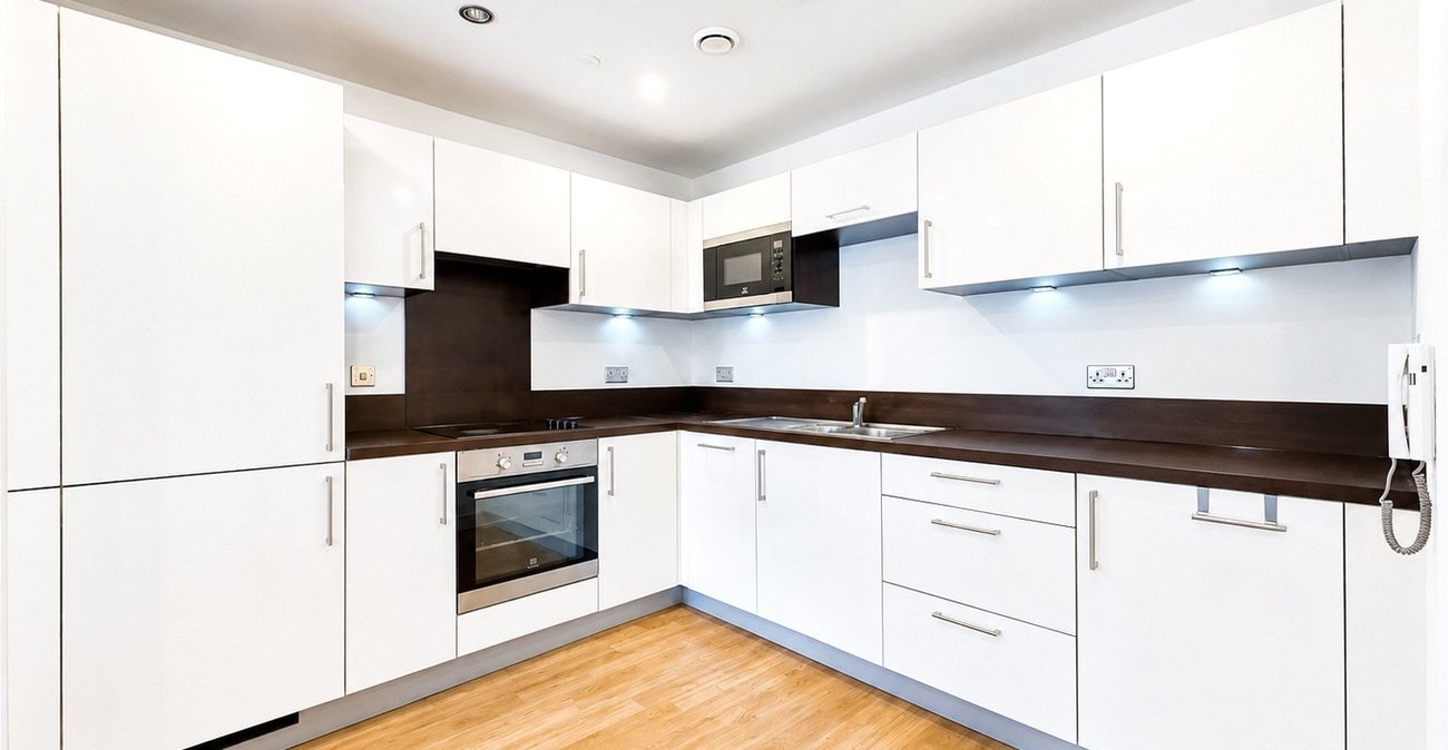 2 bedroom property for sale in 2 Cornmill Lane | Robinson Jackson