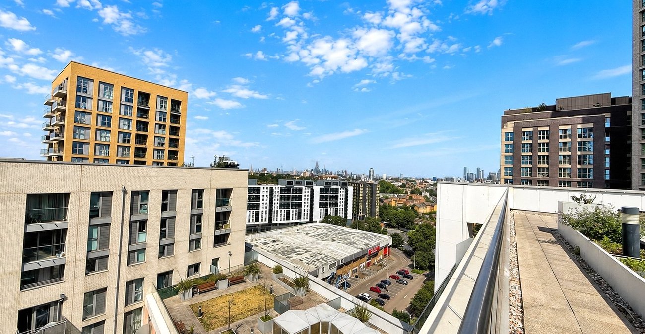 2 bedroom property for sale in 2 Cornmill Lane | Robinson Jackson