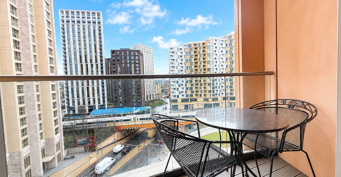 2 bedroom property for sale in 2 Cornmill Lane | Robinson Jackson