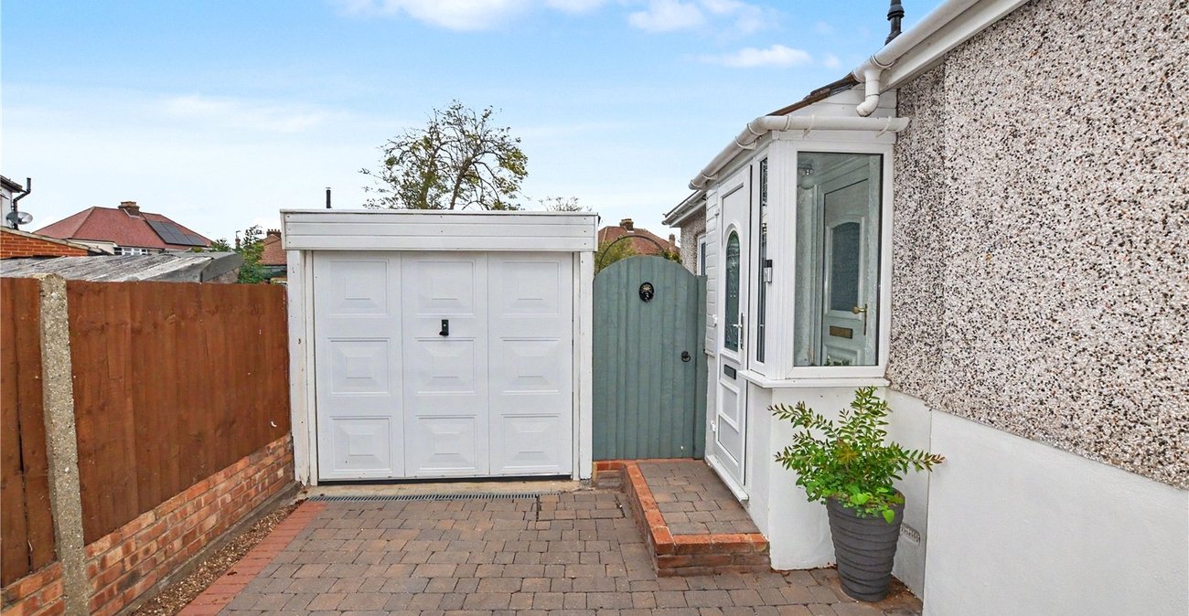 2 bedroom bungalow for sale in Bexleyheath | Robinson Jackson