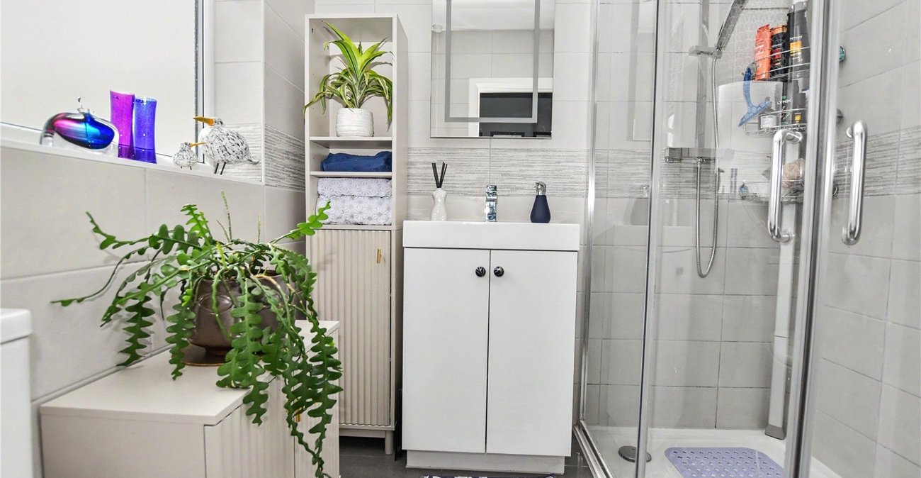 2 bedroom bungalow for sale in Bexleyheath | Robinson Jackson