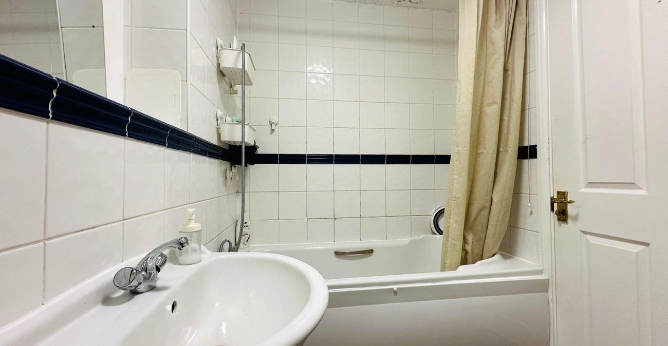 4 bedroom house for sale in London | Robinson Jackson