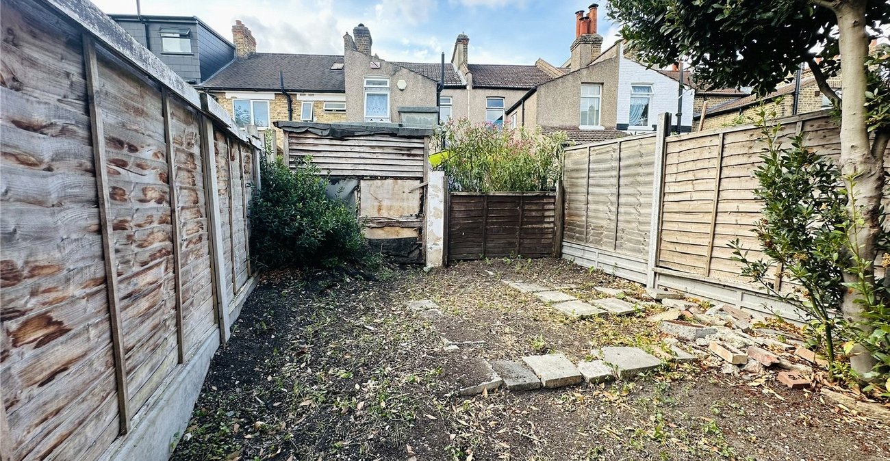 2 bedroom house for sale in London | Robinson Jackson